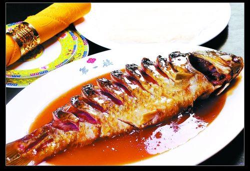 凯特-摩丝穿超短裙亮相 与狗仔队玩“躲猫猫”-ky开元