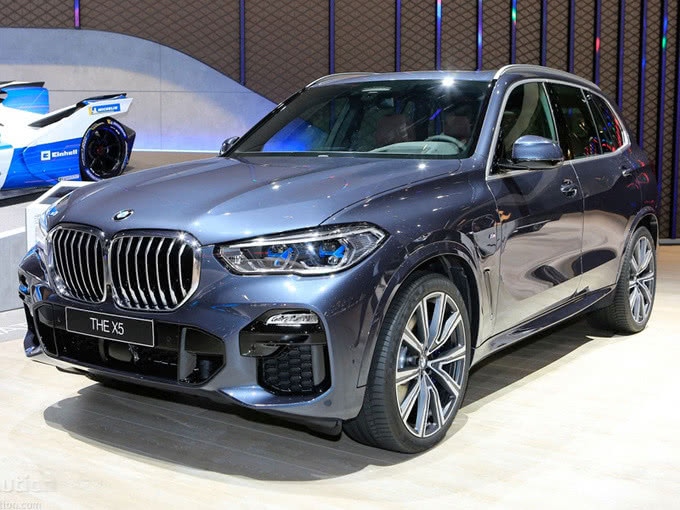 【KY开元集团官网】威尼斯获赠终身成就奖 吴宇森徐克一抱泯恩仇